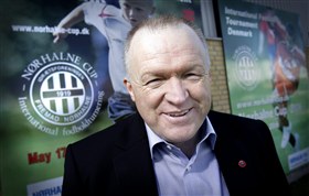 Mit großer Bestürzung haben die Veranstalter des Internationalen Göttinger U19-Hallenturniers am Donnerstag vom Tod des dänischen Spielvermittlers und UEFA-Agenten Henrik Niss erfahren. Der symphatische und in Göttingen sehr beliebte Niss, verstarb am ver